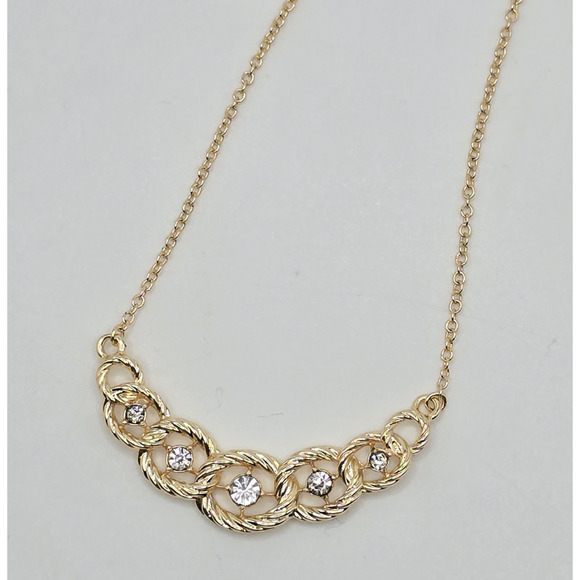 Avon Coretta Gold Toned Neckalce and Earring Set with Twisted Oval Links - Picture 2 of 3